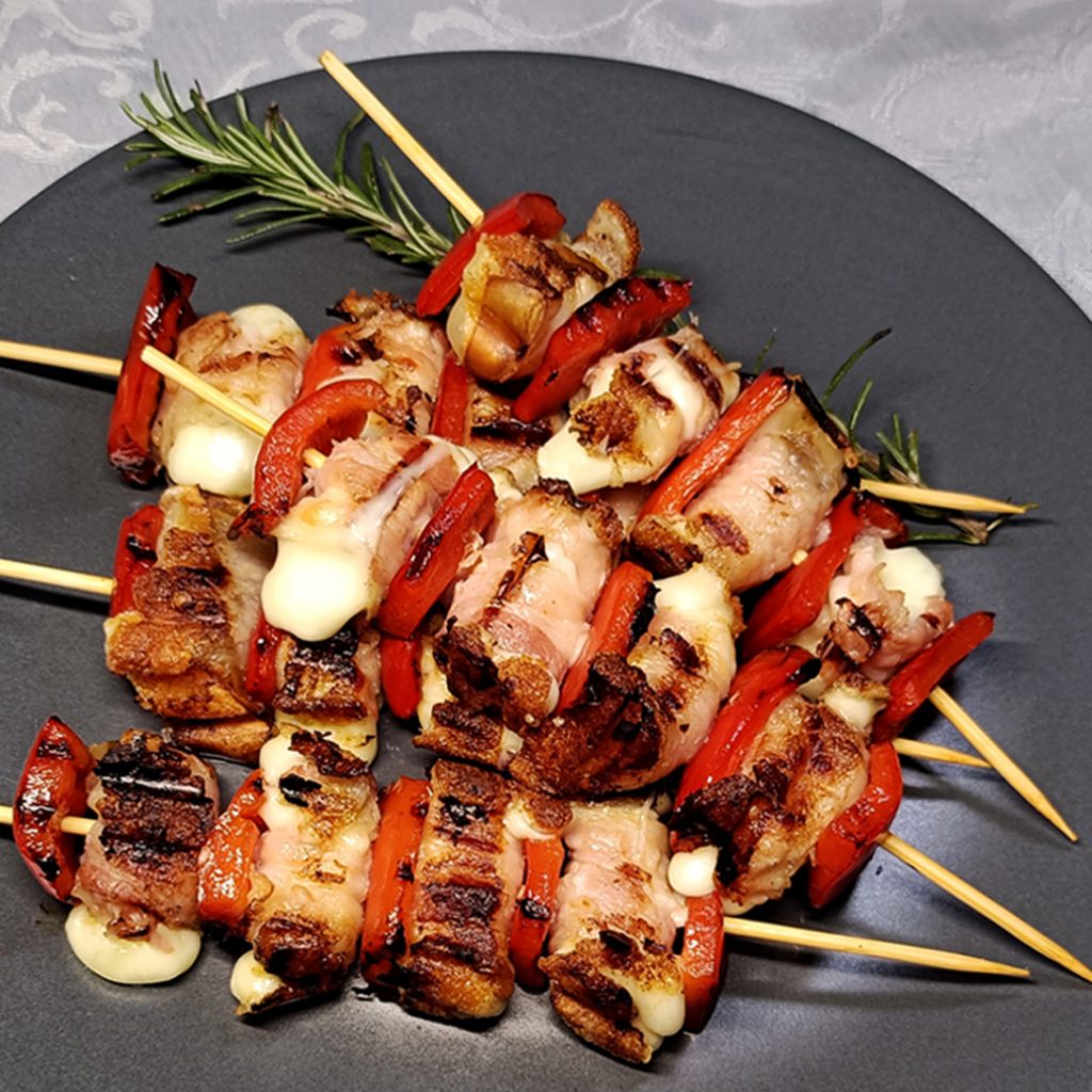 Spiedini con provola di bufala affumicata, pancetta e peperoni